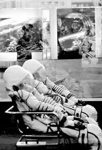 神六返回舱在国家博物馆首次展出(组图)