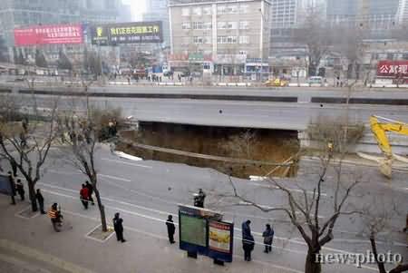 北京东三环附近路面塌陷 交通临时管制(图)