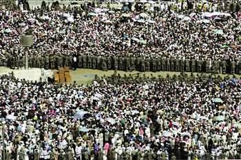 郑州火车站人满为患 近6万旅客因暴雪滞留