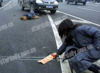 婚车主路倒车轧死亲人 交警:婚车遮了号牌才敢倒车(组图)